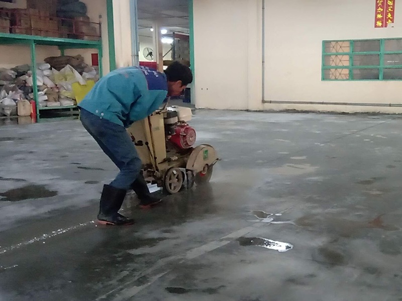 Công nhân đang cắt bê tông trong quá trình bảo trì xưởng Dầu Giây, đảm bảo an toàn, chất lượng và tiến độ thi công.