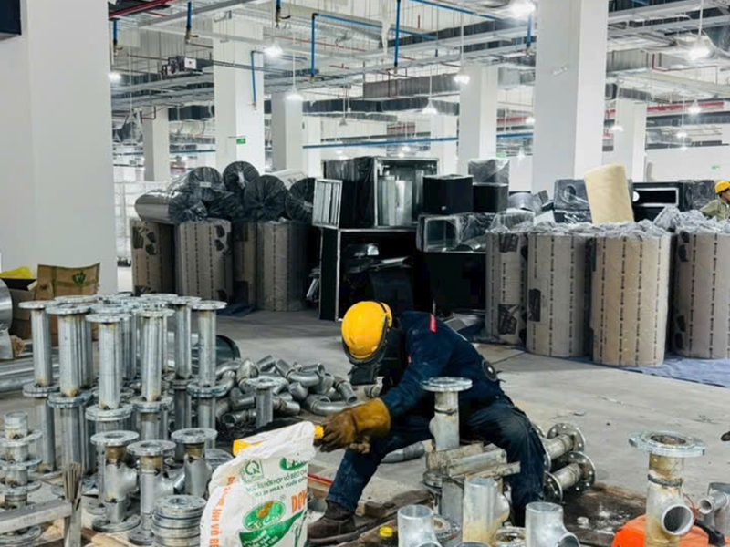 Sửa Chữa Xưởng Bình Dương – Giải Pháp Toàn Diện Cho Doanh Nghiệp Công Nhân Đang Hút Bụi Nền Gạch Sau Khi Hoàn Thiện Trong Quá Trình Sửa Chữa Xưởng Bình Dương, Đảm Bảo Không Gian Sạch Sẽ Và An Toàn