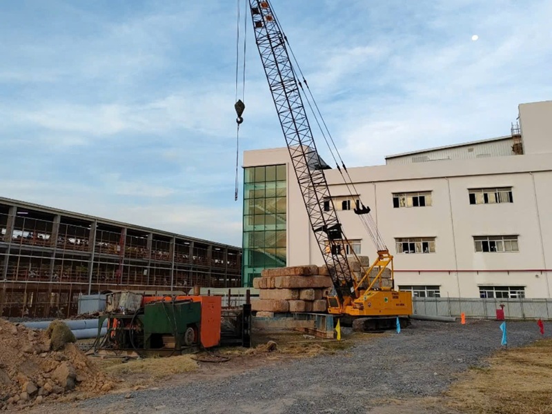 Nâng Cấp Cải Tạo Xưởng Giang Điền Đồng Nai – Hiện Đại Hóa Nhà Xưởng, Nâng Cao Năng Lực Sản Xuất Doanh Nghiệp Công Nhân Sử Dụng Cẩu Chuẩn Bị Nhồi Cọc Móng Trong Quá Trình Nâng Cấp Cải Tạo Xưởng Giang Điền Đồng Nai, Gia Cố Nền Móng Và Kết Cấu Thép Để Tối Ưu An Toàn Và Hiệu Quả Sản Xuất