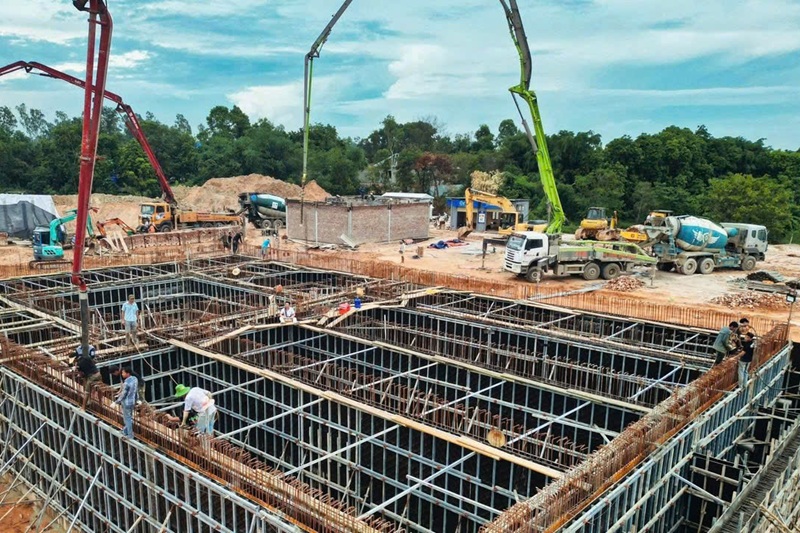 Nâng Cấp Cải Tạo Xưởng Long Khánh Đồng Nai – Biến Nhà Xưởng Cũ Thành Công Trình Hiện Đại Hoàn thiện kết cấu thép nhà xưởng Long Khánh Đồng Nai để đổ bê tông trong quá trình nâng cấp cải tạo xưởng Long Khánh Đồng Nai, đảm bảo an toàn và ổn định lâu dài.