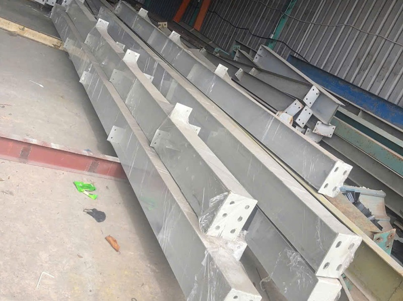 Nâng Cấp Cải Tạo Xưởng Long Khánh Đồng Nai – Biến Nhà Xưởng Cũ Thành Công Trình Hiện Đại Chuẩn bị kèo thép kết nối vào móng nhà xưởng Long Khánh Đồng Nai trước khi nâng cấp cải tạo xưởng Long Khánh Đồng Nai, đảm bảo kết cấu bền vững và an toàn.